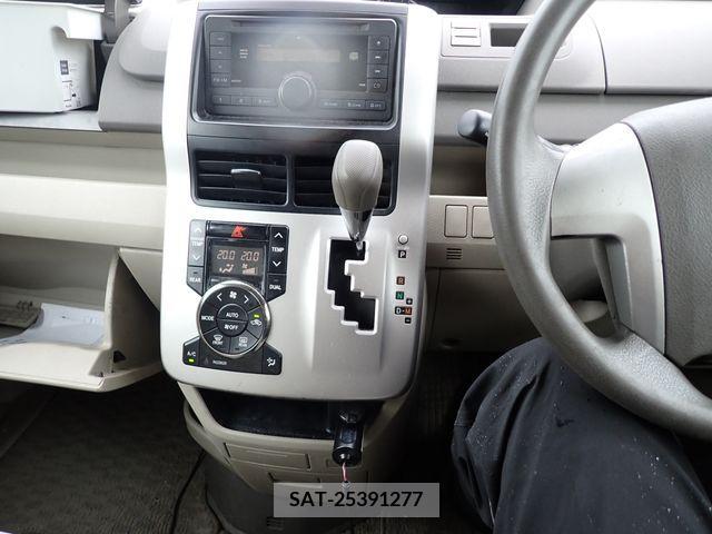 Toyota NOAH 2011-06 377565-10
