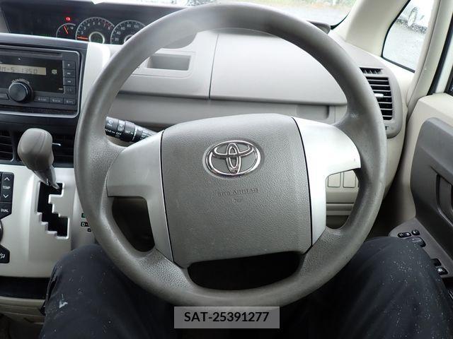 Toyota NOAH 2011-06 377565-7