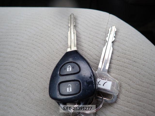 Toyota NOAH 2011-06 377565-23