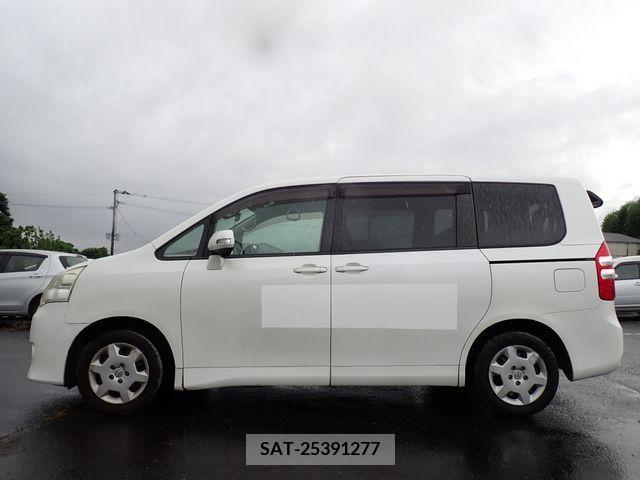 Toyota NOAH 2011-06 377565-6