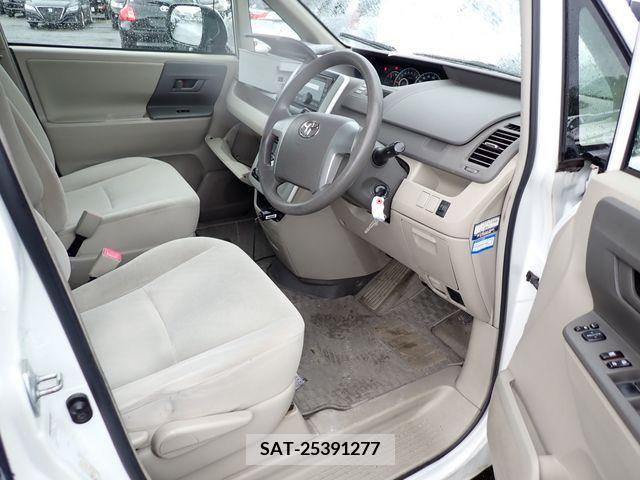 Toyota NOAH 2011-06 377565-1
