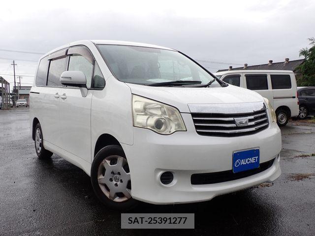 Toyota NOAH 2011-06 377565-0