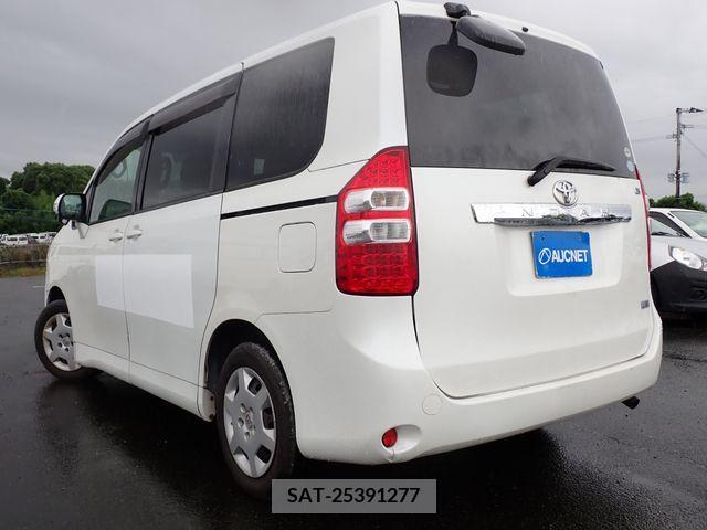 Toyota NOAH 2011-06 377565-2