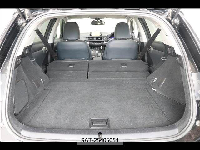 Lexus CT 2011-12 353899-19