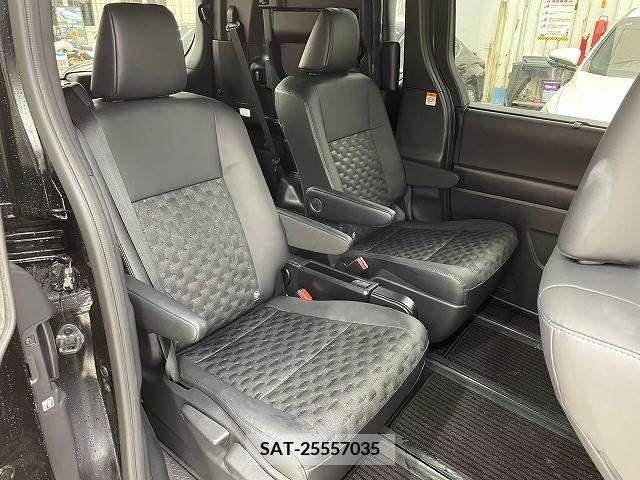 Toyota VOXY 2022-09 332977-9