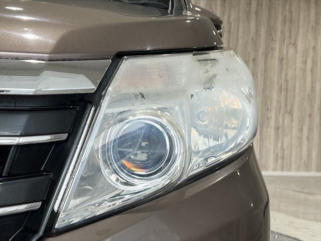 Toyota NOAH HYBRID 2014-03 12801-9