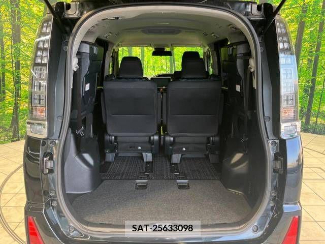 Toyota VOXY 2017-06 233176-9