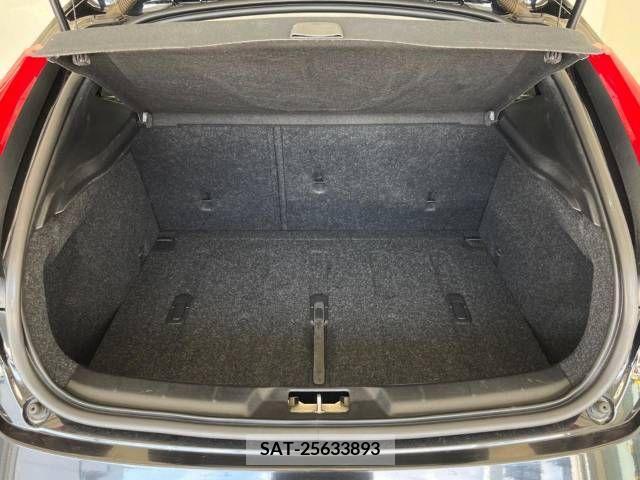 Volvo V40 2016-01 288689-11