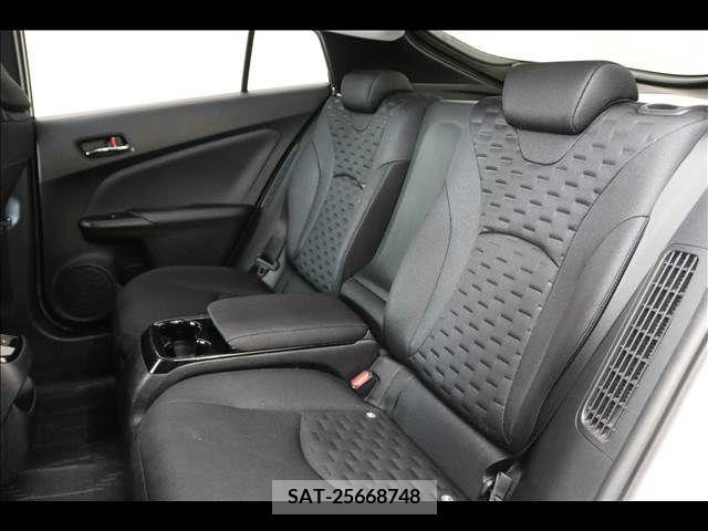 Toyota PRIUS PHV 2017-09 366813-18