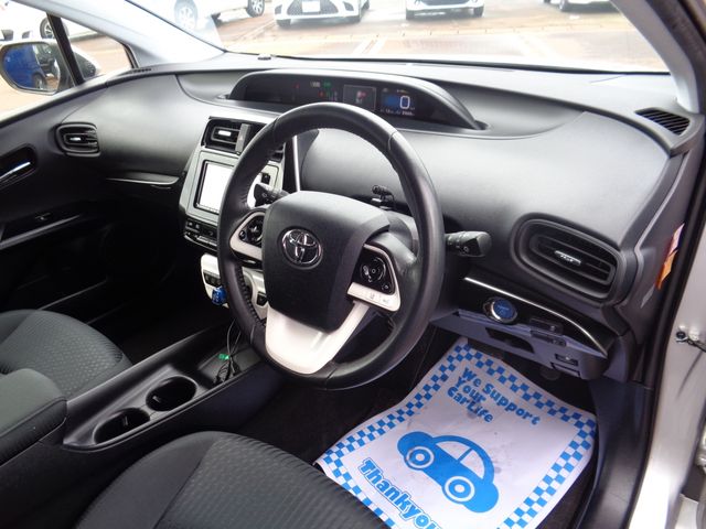 Toyota PRIUS 2017-02 8287-1