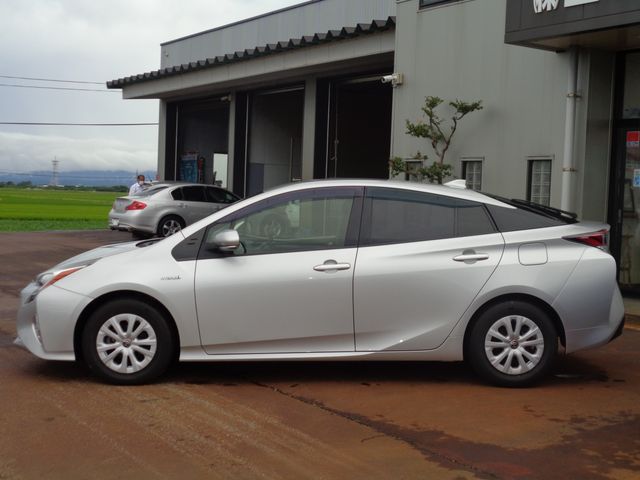 Toyota PRIUS 2017-02 8287-5