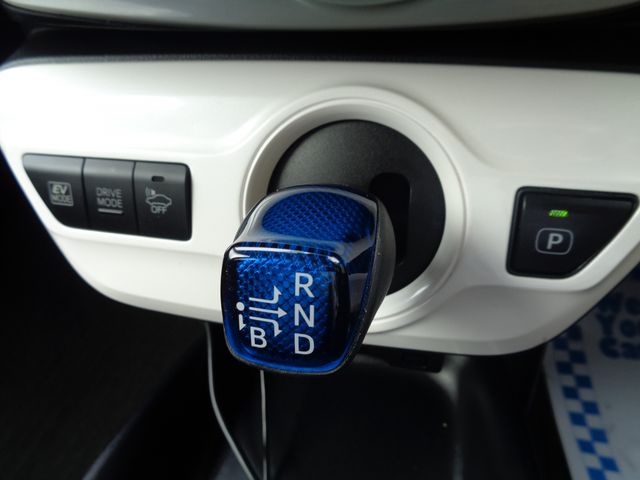 Toyota PRIUS 2017-02 8287-13
