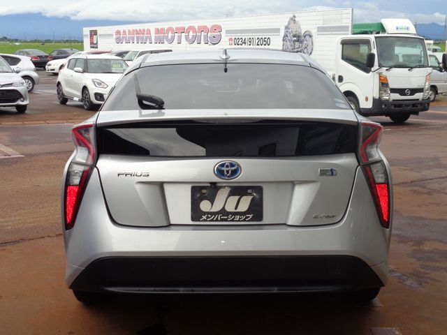 Toyota PRIUS 2017-02 8287-6