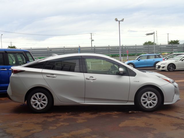 Toyota PRIUS 2017-02 8287-4