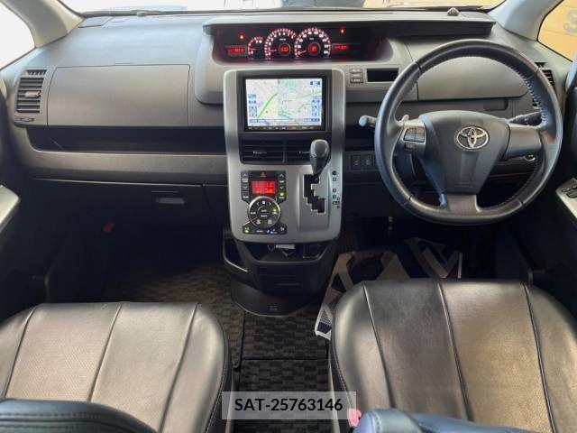Toyota VOXY 2011-10 370316-1