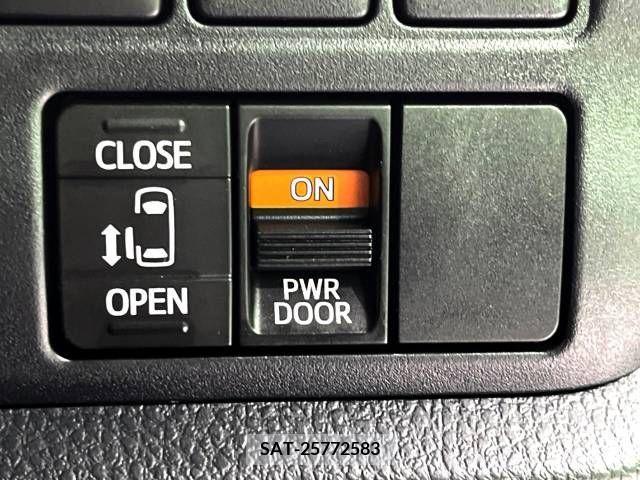 Toyota VOXY 2017-10 321537-8