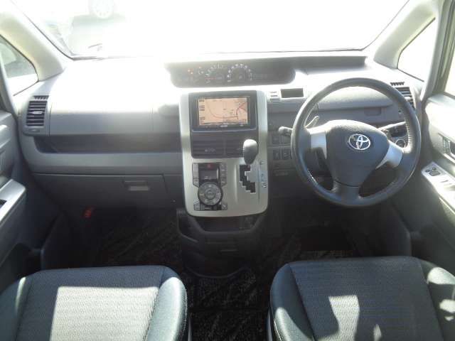 Toyota VOXY 2008-09 182061-8
