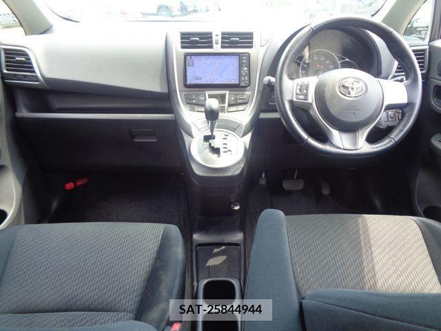 Toyota RACTIS 2012-04 366863-1