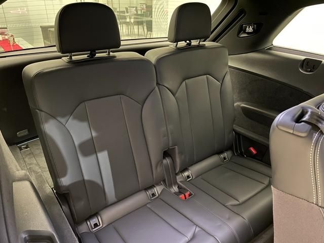 Audi Q7 2018-03 11065-15