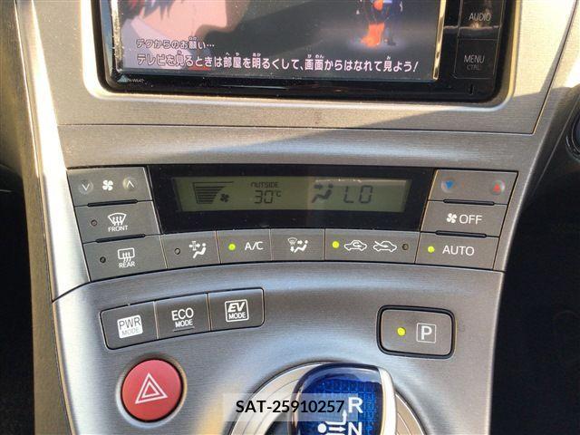 Toyota PRIUS 2015-06 322067-17