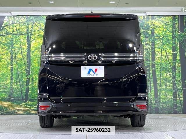Toyota VOXY 2023-02 370365-18