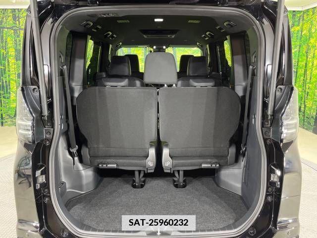 Toyota VOXY 2023-02 370365-11
