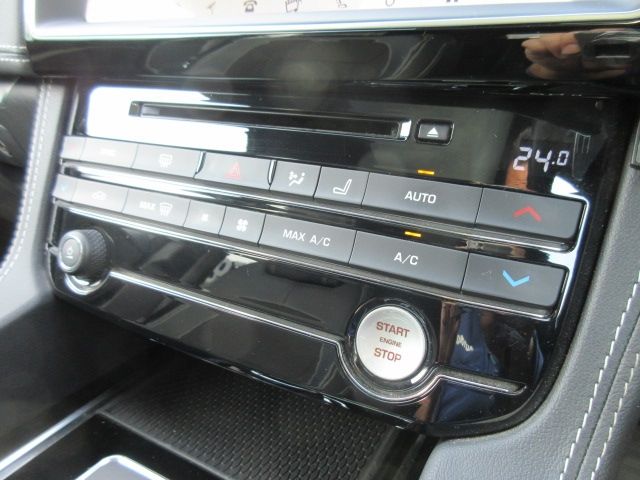 Jaguar F-PACE 2018-11 187278-18