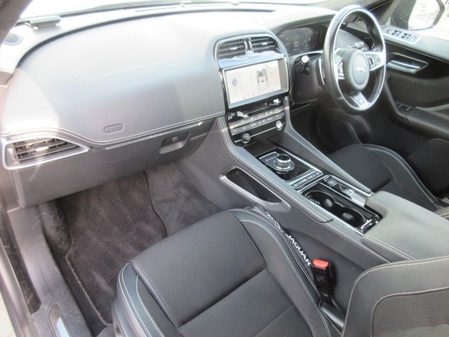 Jaguar F-PACE 2018-11 187278-21