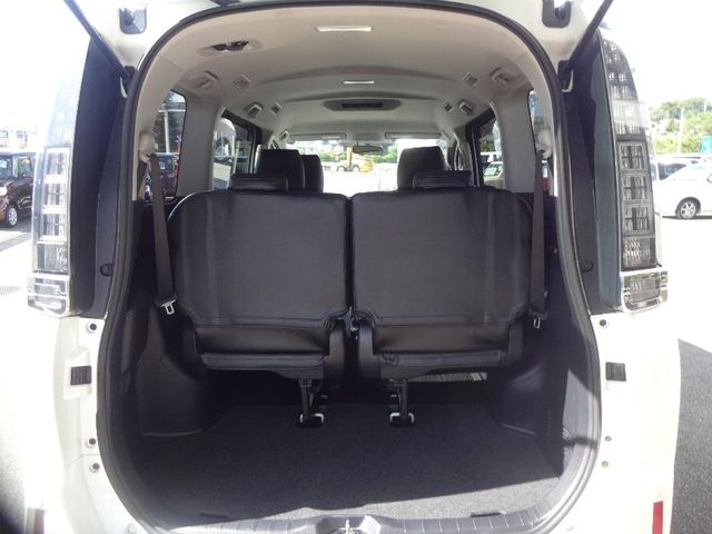 Toyota VOXY 2015-08 6819-3