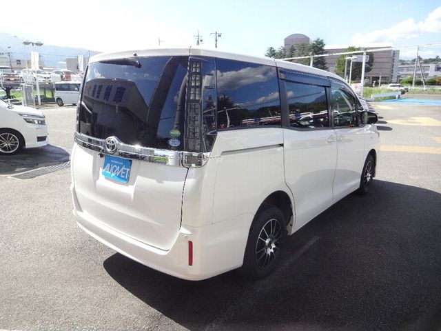 Toyota VOXY 2015-08 6819-1