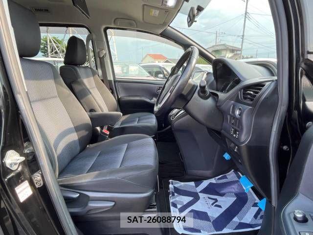 Toyota VOXY 2015-02 370478-8