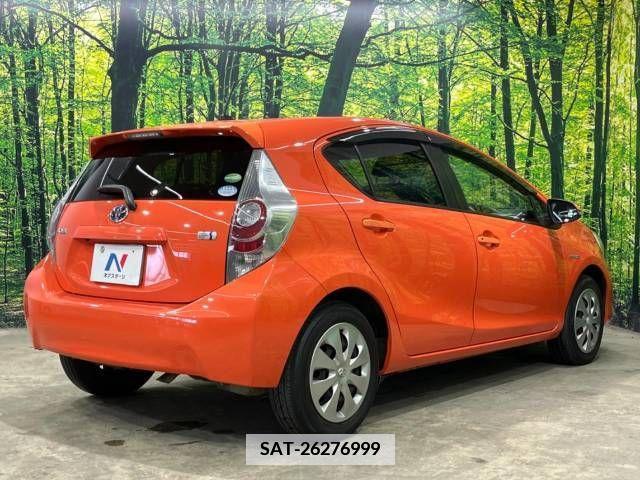 Toyota AQUA 2014-06 386571-17