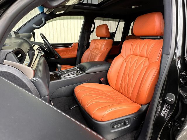 Lexus LX 2019-04 16168-9