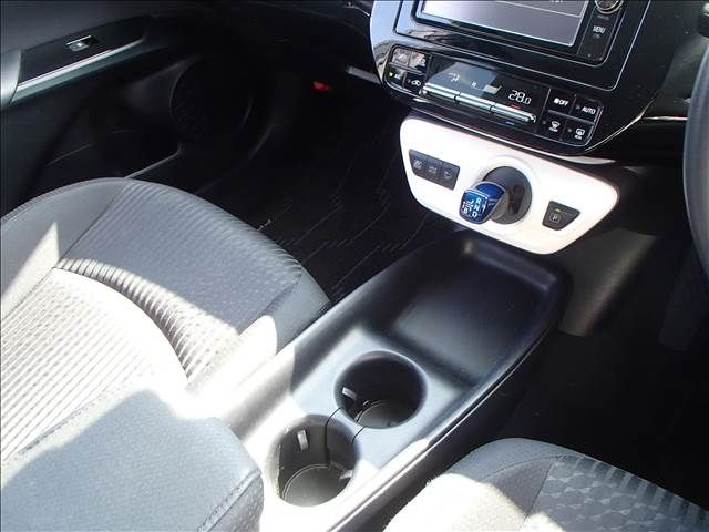Toyota PRIUS 2017-06 12919-23