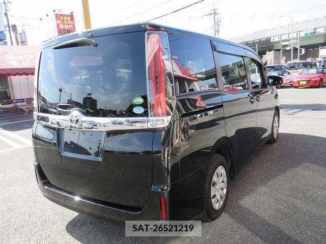 Toyota NOAH 2018-11 279501-1
