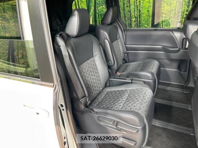 Toyota VOXY 2022-08 313575-9