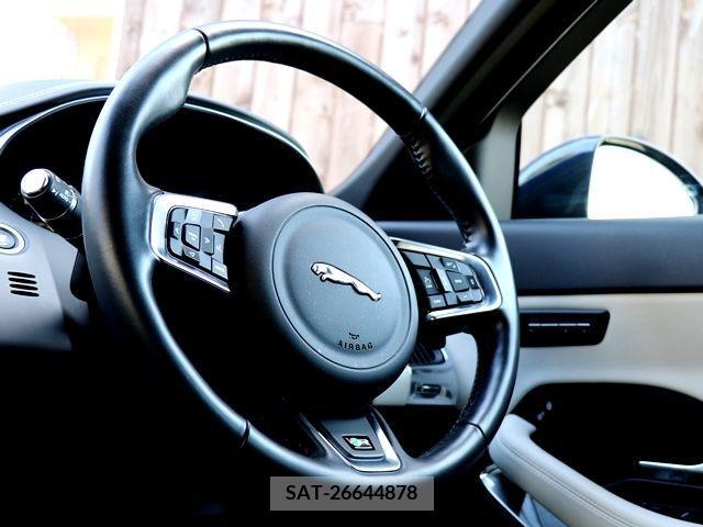 Jaguar E-PACE 2019-12 225524-15