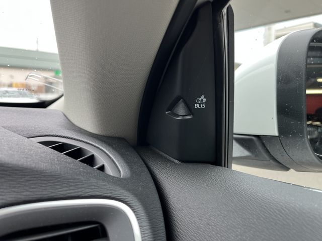 Volvo V40 2017-06 7593-18