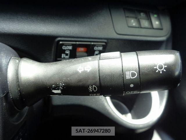 Toyota SIENTA 2017-08 335899-24