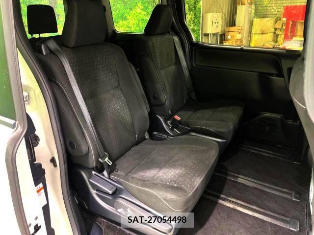 Toyota VOXY 2018-03 341984-16