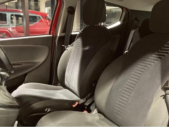 Chrysler YPSILON 2014-03 13451-11