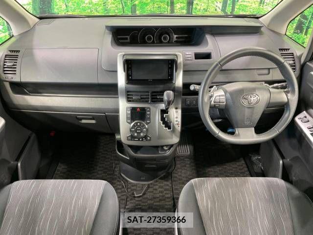 Toyota VOXY 2011-11 370358-1