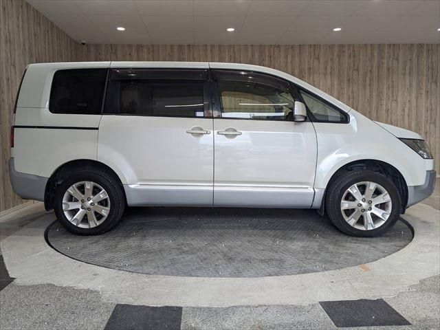 Mitsubishi DELICA D5 2016-02 185205-3
