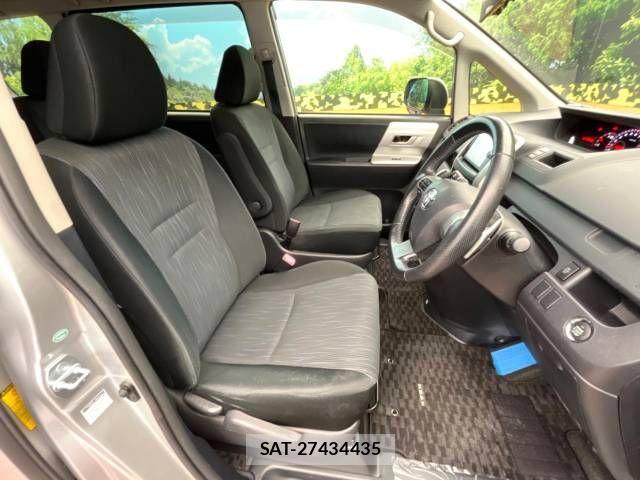 Toyota NOAH 2013-10 449037-5
