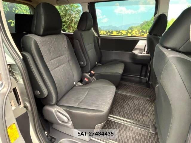 Toyota NOAH 2013-10 449037-6