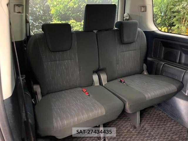 Toyota NOAH 2013-10 449037-7