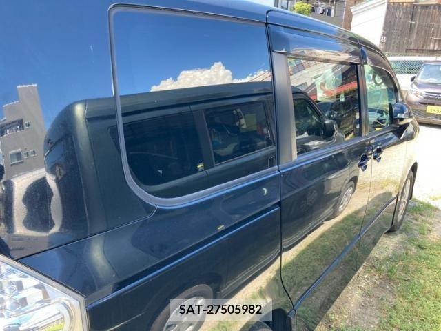 Toyota NOAH 2010-07 392838-4