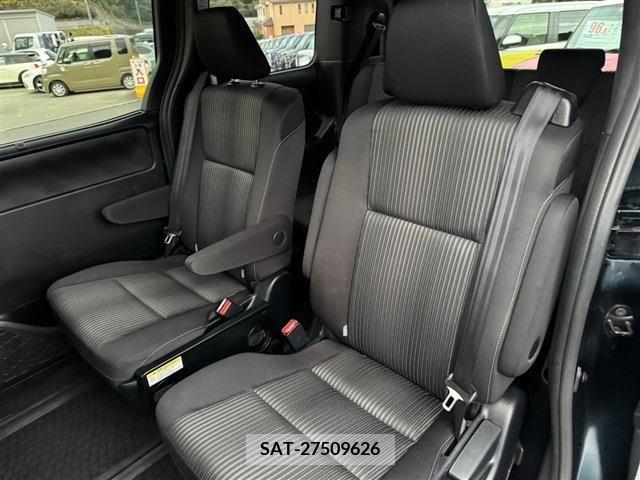 Toyota NOAH 2017-08 204570-3