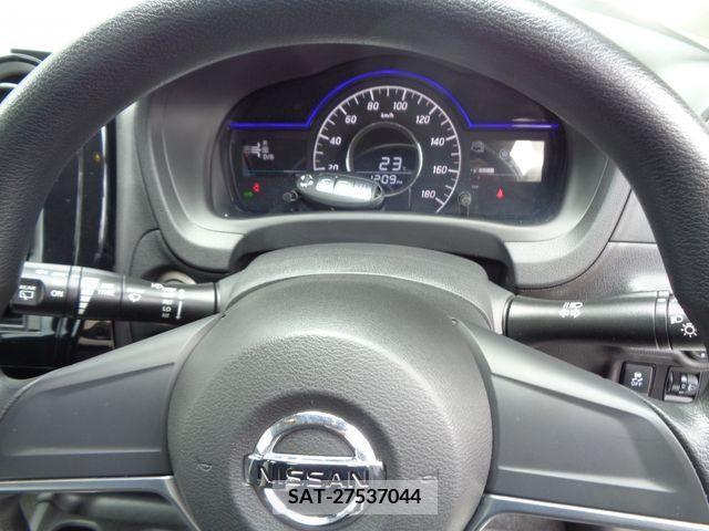 Nissan NOTE 2018-02 305429-5