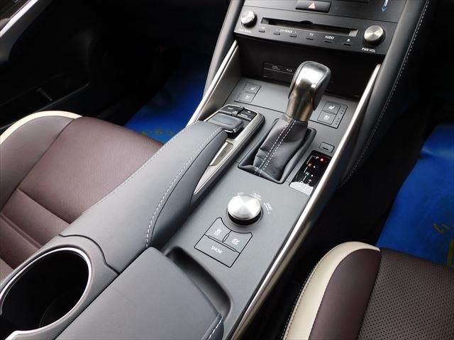 Lexus IS 2017-01 194726-23